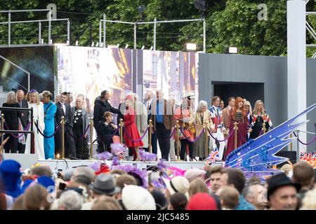 5th giugno 2022 - celebrità britanniche si allineano sul palco alla Queen Elizabeth II Platinum Jubilee Pageant sul Mall di Londra, Regno Unito Foto Stock