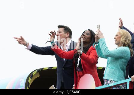 5th giugno 2022 - Tony Hadley, Tessa Sanderson e Jane Torvill in autobus scoperto al Platinum Jubilee Pageant della Queen Elizabeth sul Mall di Londra, Regno Unito Foto Stock