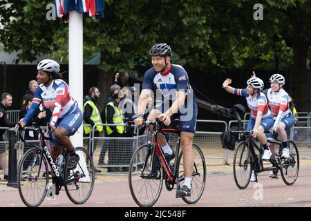 5th giugno 2022 - Sir Chris Hoy e Kadeena Cox percorrono il Mall di Londra durante il Platinum Jubilee Pageant della Regina Elisabetta Foto Stock