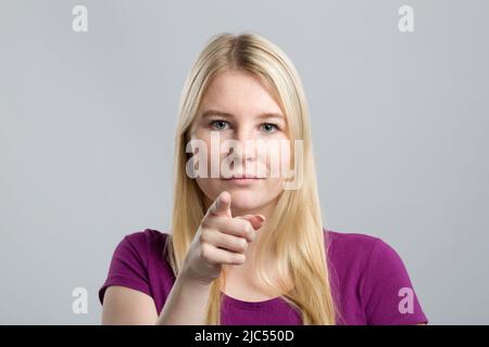 la giovane donna punta direttamente Foto Stock