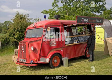 Vecchio cetriolo rosso d'epoca Citroen convertito in mobili rinfreschi van Cotswolds UK Foto Stock