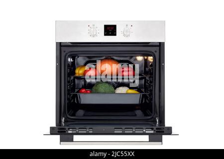 Forno elettrico con porta aperta, luci accese e verdure per tostatura. Vista frontale. Isolato su bianco Foto Stock