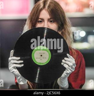 Londra UK 10 Giugno 2022 John Lennon/Yoko Ono: A Mono premendo LP 'Two Virgins' annotato da John Lennon e Yoko Ono, 1968. Stima: £15.000-20.000.la vendita, Live in Session: Proprietà dal John Peel Archive, si terrà il 14 giugno, la settimana prima del tanto atteso 50th anniversario di Glastonbury. Paul Quezada-Neiman/Alamy Live News Foto Stock