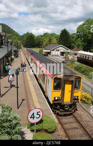 Trasporto per il Galles Sprinter diesel unità multiple alla stazione Betws-y-Coed il 7th giugno 2022 con un servizio passeggeri ordinario per Blaenau Ffestiniog. Foto Stock