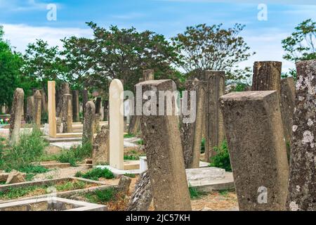 Derbent, Russia - 09 maggio 2022: Lapidi nel vecchio cimitero musulmano tradizionale Kirkhlyar a Derbent, Dagestan Foto Stock