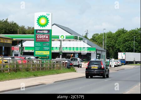 Rotherwas, Hereford, Herefordshire, Regno Unito - Venerdì 10th Giugno 2022 - Un automobilista passa una stazione di rifornimento BP a Rotherwas, Hereford con i prezzi della benzina indicati come £193,9 per litro e diesel a £196,9 per litro quasi £2,00 per litro - i prezzi del carburante continuano ad aumentare. Foto Steven Maggio / Alamy Live News Foto Stock