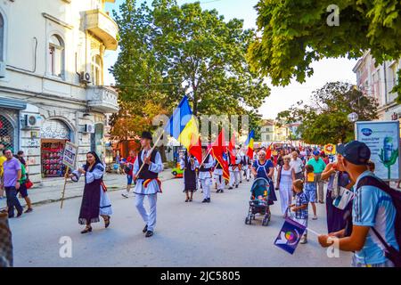 Processione di strada dei partecipanti al Festival Internazionale del Folklore 23rd della città di Varna, Bulgaria, 2014 Foto Stock