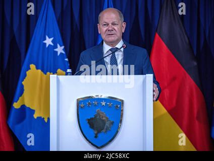 Pristina, Kosovo. 10th giugno 2022. Il cancelliere tedesco OLAF Scholz (SPD), dopo i colloqui con il primo Ministro del Kosovo, interviene in una conferenza stampa. Il primo giorno del suo viaggio nei Balcani, Scholz visiterà la Serbia, il Kosovo e la Grecia. Proseguirà poi verso la Macedonia settentrionale e la Bulgaria. Il viaggio si concentrerà sulle prospettive di adesione all'UE per sei paesi dei Balcani occidentali. Credit: Michael Kappeler/dpa/Alamy Live News Foto Stock