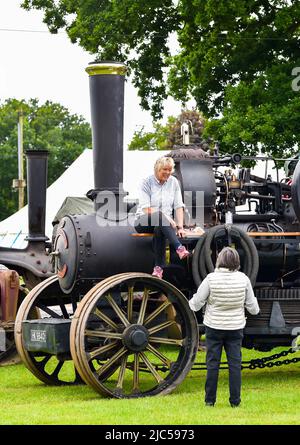 Brighton, Regno Unito. 10th giugno 2022. È il momento di rilassarsi su un vecchio motore a vapore in questo anno South of England Show tenuto presso l'Aringly Showground nel Sussex UK. Lo show celebra il meglio dell'agricoltura britannica in tre giorni : Credit Simon Dack/Alamy Live News Foto Stock