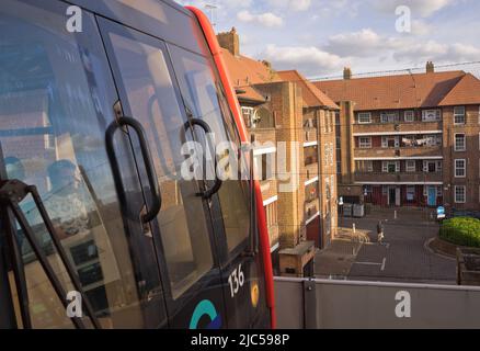 Piccola impresa risviluppata sotto gli archi ferroviari da treno e stazione di terra a Shadwell, Tower Hamlets, Londra, Inghilterra, Regno Unito Foto Stock