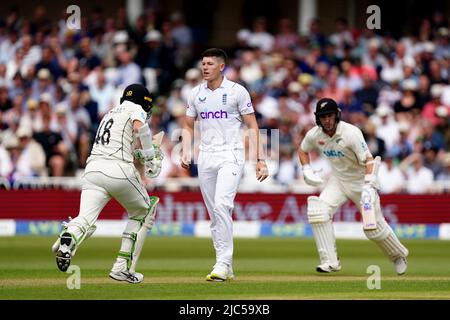 Matthew Potts (centro) in Inghilterra come Tom Latham della Nuova Zelanda, (a sinistra) e Will Young, (a destra) corrono tra il wicket durante il giorno uno della seconda LV= Insurance Test Series a Trent Bridge, Nottingham. Data foto: Venerdì 10 giugno 2022. Foto Stock