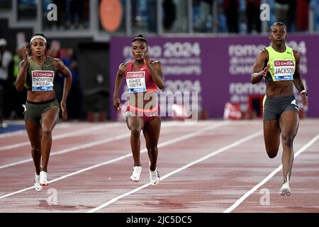 Elaine Thompson-Herah della Giamaica, Dina Asher-Smith della Gran Bretagna e Shericka Jackson della Giamaica competono nelle 200m donne durante la IAAF Diamond Foto Stock