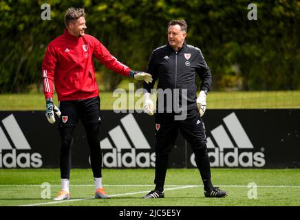 Il portiere del Galles Wayne Hennessey (a sinistra) e l'allenatore di portiere Tony Roberts durante una sessione di allenamento al vale Resort Golf Club di Cardiff. Data foto: Venerdì 10 giugno 2022. Foto Stock