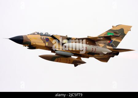 Royal Air Force Panavia Tornado IDS. In realtà appartiene alla Royal Saudi Air Force, ma con marcature RAF durante l'aggiornamento a BAe Warton. Foto Stock