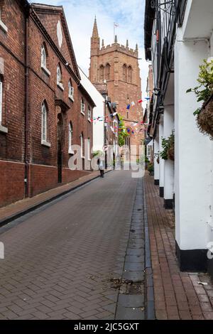 St Leonards's Chuurch guardando verso l'alto Chruch steet, Bridgnorth, Shropshire, Inghilterra, Regno Unito. Foto Stock