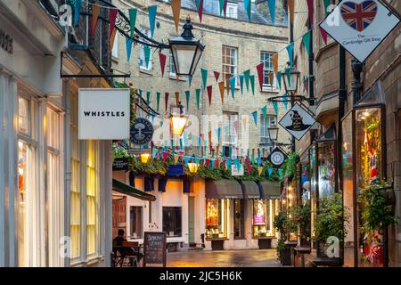 Serata primaverile sulla Rose Crescent nel centro di Cambridge, Inghilterra. Foto Stock