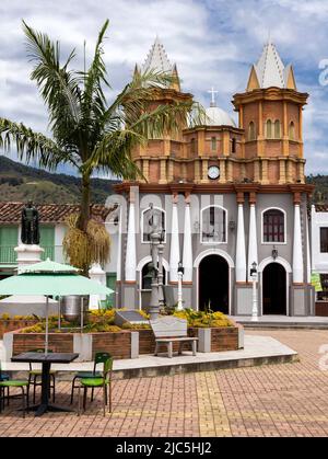 El Peñol, Antioquia - Colombia - 25 maggio 2022. Replica della vecchia piazza Peñol, architettura tradizionale dei popoli colombiani Foto Stock
