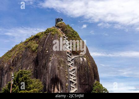 El Peñol, Antioquia - Colombia - 25 maggio 2022. La Rocca di Guatapé, o Piedra del Peñol, è un monolito alto 220 metri. Foto Stock