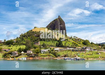 El Peñol, Antioquia - Colombia - 25 maggio 2022. L'immenso monolito di la Piedra è una delle attrazioni turistiche più impressionanti della regione. Foto Stock