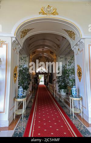 Un corridoio ornato all'interno del Grand Hotel des Iles Borromees, Stresa, Lago maggiore, Italia Foto Stock