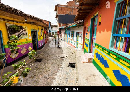 Guatape, Antioquia / Colombia - 25 maggio 2022. Comune turistico della Colombia e Antioquia orientale. E' famosa per le sue case decorate con colori Foto Stock