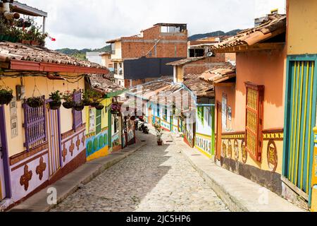 Guatape, Antioquia / Colombia - 25 maggio 2022. Comune turistico della Colombia e Antioquia orientale. E' famosa per le sue case decorate con colori Foto Stock