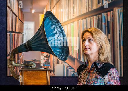 Londra, Regno Unito. 10th giugno 2022. Vintage Gramaphone, prima metà del 20th secolo, est OAC500-700 - un'anteprima della vendita Live in Session: Property from the John Peel Archive at Bonhams Knightsbridge. La vendita si svolgerà martedì 14 giugno. Credit: Guy Bell/Alamy Live News Foto Stock