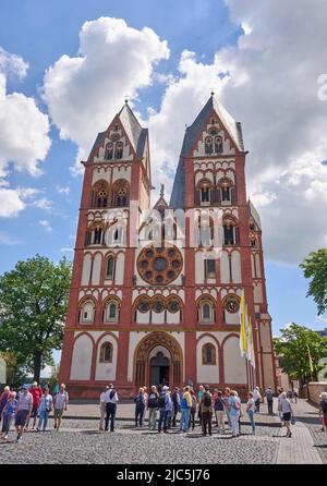 Limburgo, Germania. 10th giugno 2022. La cattedrale di Limburgo. Il capo del seminario episcopale era il suo capo è stato scoperto morto dopo la sua liberazione. Credit: Thomas Frey/dpa/Alamy Live News Foto Stock