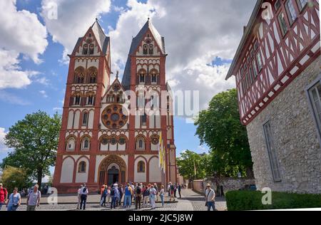 Limburgo, Germania. 10th giugno 2022. La cattedrale di Limburgo. Il capo del seminario episcopale era il suo capo è stato scoperto morto dopo la sua liberazione. Credit: Thomas Frey/dpa/Alamy Live News Foto Stock