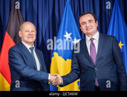 Pristina, Kosovo. 10th giugno 2022. Il cancelliere tedesco OLAF Scholz (SPD), dice Arrivederci ad Albin Kurti, primo Ministro del Kosovo, dopo i colloqui. Il primo giorno del suo viaggio nei Balcani, Scholz visiterà la Serbia, il Kosovo e la Grecia. Proseguirà poi verso la Macedonia settentrionale e la Bulgaria. Il viaggio si concentrerà sulle prospettive di adesione all'UE per sei paesi dei Balcani occidentali. Credit: Michael Kappeler/dpa/Alamy Live News Foto Stock