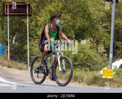 BANGKOK, THAILANDIA, 01 2022 GIUGNO, un uomo in bicicletta sulla strada Foto Stock