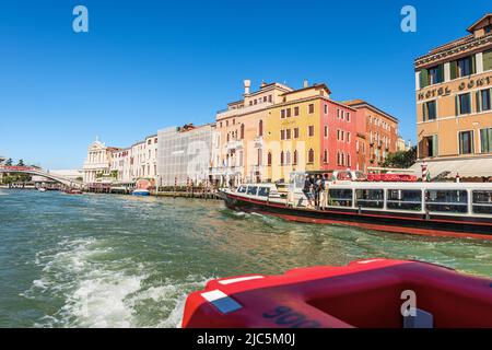 Due traghetti (Vaporetto) e taxi d'acqua in movimento nel Canal Grande vicino alla stazione ferroviaria. Venezia, Veneto, Italia, Europa. Foto Stock