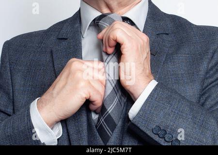 Concetto di gente, affari, moda e abbigliamento. Primo piano di uomo in camicia, vestito e cravatta vestire Foto Stock