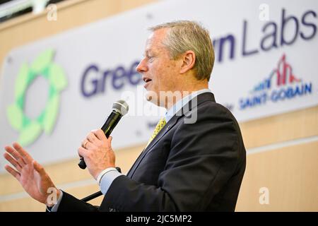 Il governatore del Massachusetts, Charles Charlie Baker, è stato raffigurato durante una visita ai Greentown Labs, a Somerville, durante una Missione economica belga negli Stati Uniti d'America, giovedì 09 giugno 2022. Dal 4th al 12th giugno una delegazione con la Principessa e vari Ministri visiterà Atlanta, New York e Boston. BELGA PHOTO LAURIE DIEFFEMBACQ Foto Stock