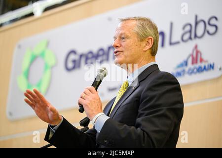 Il governatore del Massachusetts, Charles Charlie Baker, è stato raffigurato durante una visita ai Greentown Labs, a Somerville, durante una Missione economica belga negli Stati Uniti d'America, giovedì 09 giugno 2022. Dal 4th al 12th giugno una delegazione con la Principessa e vari Ministri visiterà Atlanta, New York e Boston. BELGA PHOTO LAURIE DIEFFEMBACQ Foto Stock