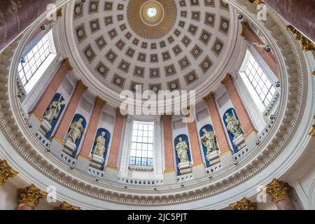 Grande vista dell'interno della struttura a cupola nella famosa chiesa di Santa Elisabetta a Norimberga, in Germania. Dodici statue degli apostoli sono state allestite... Foto Stock