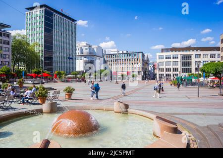 Fontana di marmo sulla piazza Kennedy nel centro di Essen, Germania Foto Stock