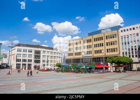 Ristoranti e negozi nella piazza Kennedy di Essen, Germania Foto Stock