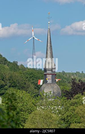 Motore eolico, torre della chiesa, Neuenkleusheim, Olpe, Sauerland, Renania settentrionale-Vestfalia, Germania Foto Stock