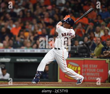 Houston Astros il fielder di sinistra Michael Brantley (23) vola verso il centro nella parte inferiore del quarto inning della partita di MLB tra gli Houston Astros An Foto Stock