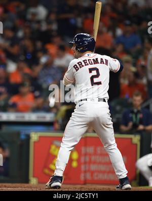 Houston Astros terzo baseman Alex Bregman (2) batte in fondo al quarto inning della partita MLB tra gli Houston Astros e il Seattle Marin Foto Stock