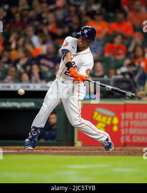 Houston Astros il fielder di sinistra Michael Brantley (23) vola verso il centro nella parte inferiore del quarto inning della partita di MLB tra gli Houston Astros An Foto Stock