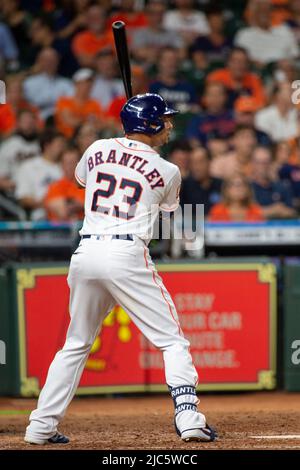 Houston Astros ha lasciato il fielder Michael Brantley (23) pipistrelli in fondo al quinto inning della partita MLB tra gli Houston Astros e il Seattle ma Foto Stock