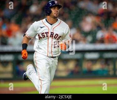 Houston Astros sinistra Fielder Michael Brantley (23) sceglie a destra per iniziare dal fondo dell'ottava inning della partita MLB tra la Houston AS Foto Stock