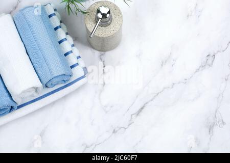 Asciugamani impilati e dispenser di sapone sul tavolo da bagno vista piano spazio vuoto background.Hands lavaggi articoli. Foto Stock