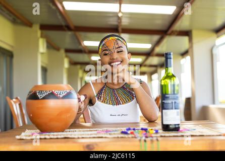 Giovane ragazza africana che indossa abiti zulu Foto Stock