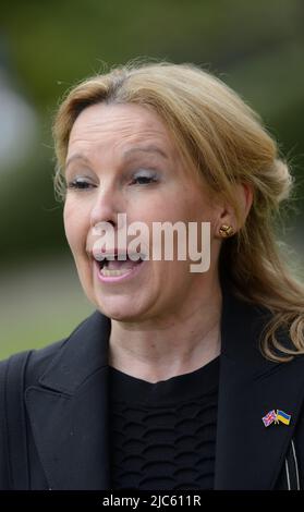 Natalie Elphicke MP (con: Dover) a Westminster, intervistato prima di un voto di fiducia in Boris Johnson, giugno 6th 2022 Foto Stock