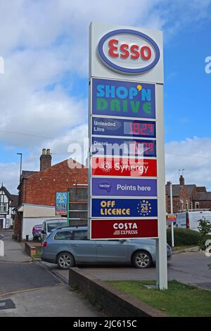 Esso Shop n Drive, piazzale di servizio, Knutsford Rd, Latchford Village, Warrington, Cheshire, Inghilterra, Regno Unito, WA4 1JH Foto Stock