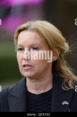 Natalie Elphicke MP (con: Dover) a Westminster, intervistato prima di un voto di fiducia in Boris Johnson, giugno 6th 2022 Foto Stock