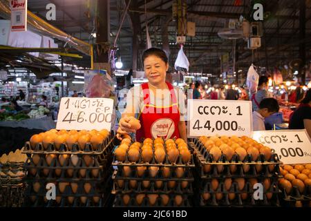 (220610) -- VIENTIANE, 10 giugno 2022 (Xinhua) -- Foto scattata il 9 giugno 2022 mostra un mercato in Vientiane, Laos. Il tasso d'inflazione del Laos è salito al 12,8% a maggio su base annuale, il più alto in 18 anni, secondo l'ultimo rapporto del Lao Statistics Bureau. (Foto di Kaikeo Sayasane/Xinhua) Foto Stock